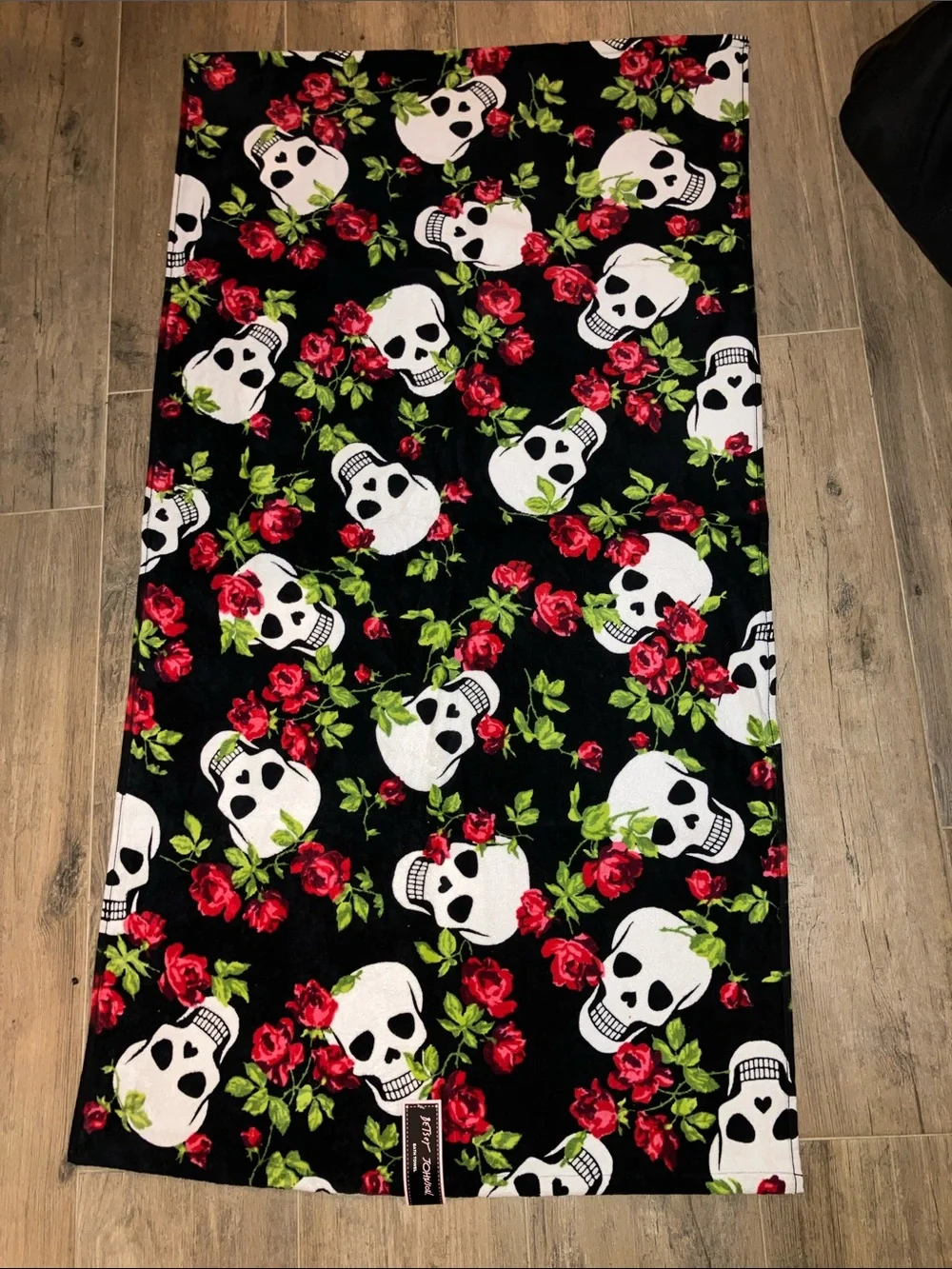 ❤️Betsey Johnson set of 2 bath towels black red roses skulls large towels NWT